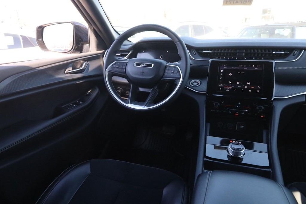 Jeep Grand Cherokee Vehicle Image 22