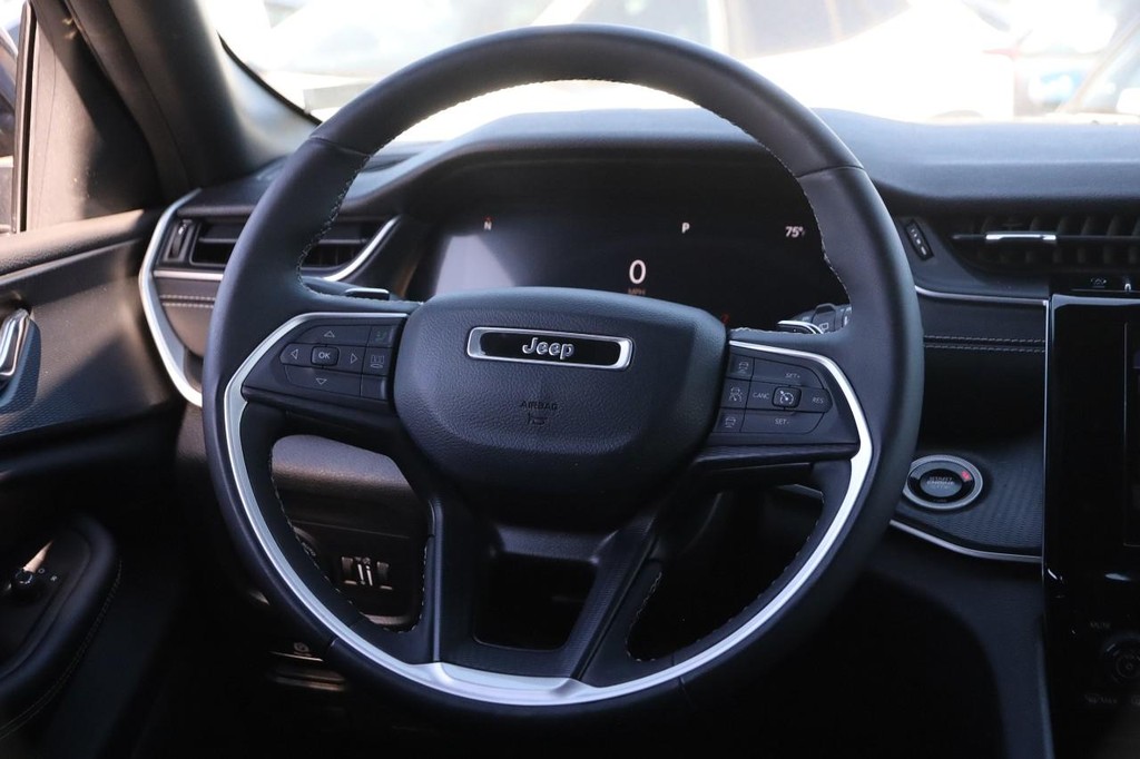 Jeep Grand Cherokee Vehicle Image 23