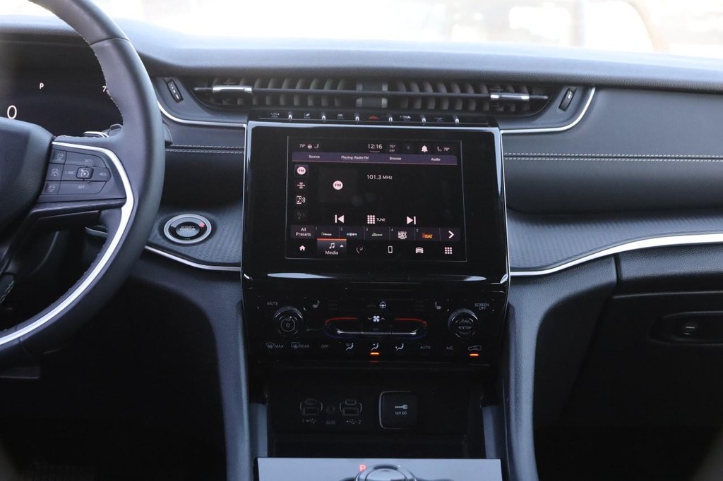 Jeep Grand Cherokee Vehicle Image 24