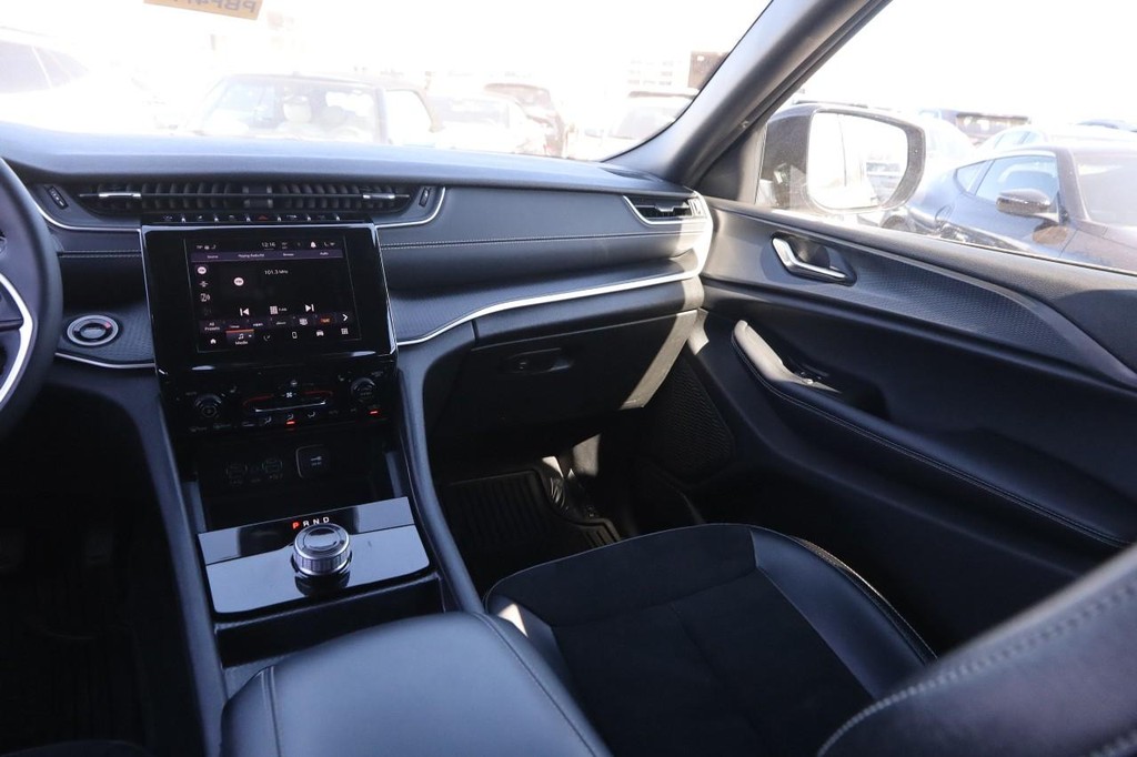 Jeep Grand Cherokee Vehicle Image 25