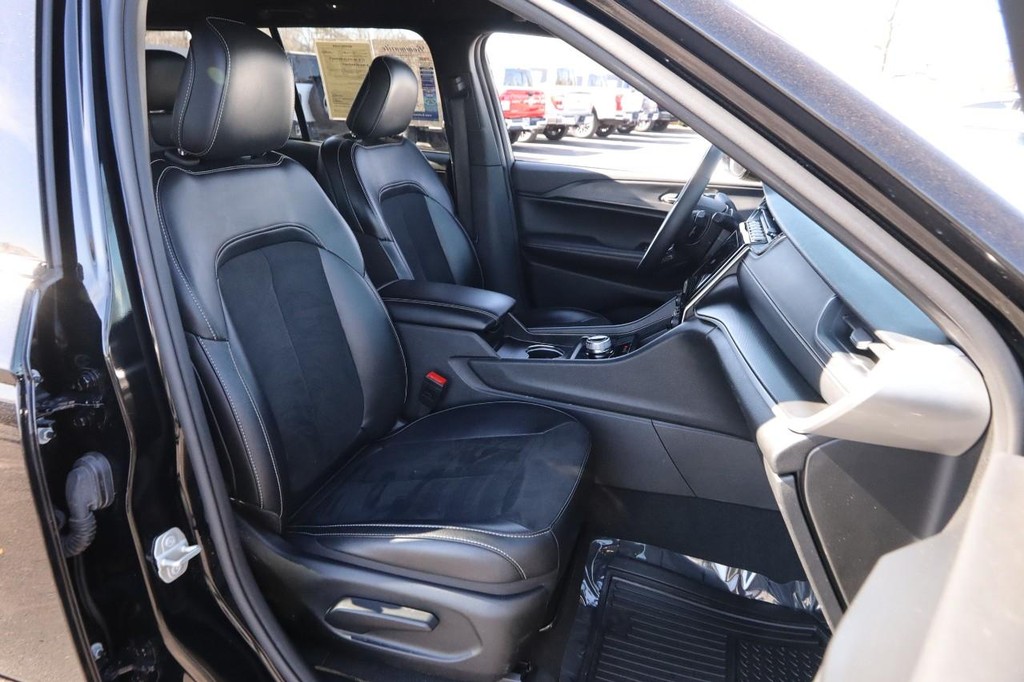 Jeep Grand Cherokee Vehicle Image 26