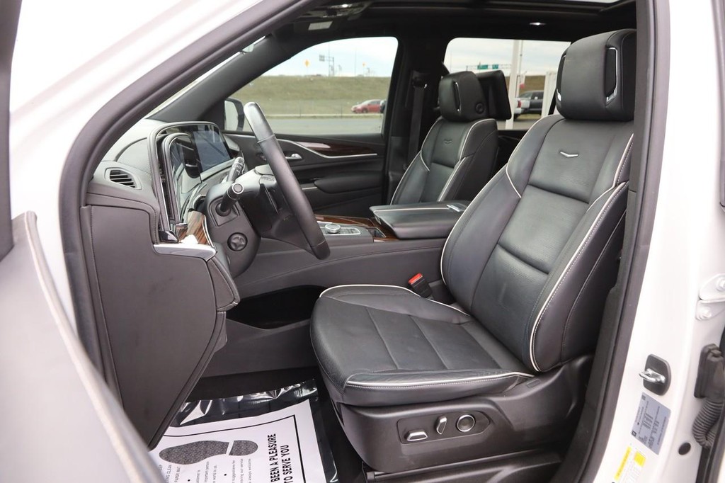 Cadillac Escalade ESV Vehicle Image 10