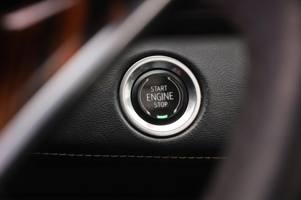 Cadillac Escalade ESV Vehicle Image 18