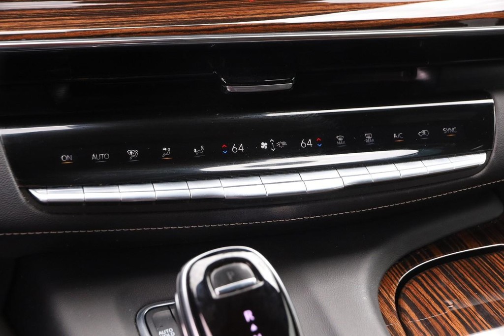 Cadillac Escalade ESV Vehicle Image 21