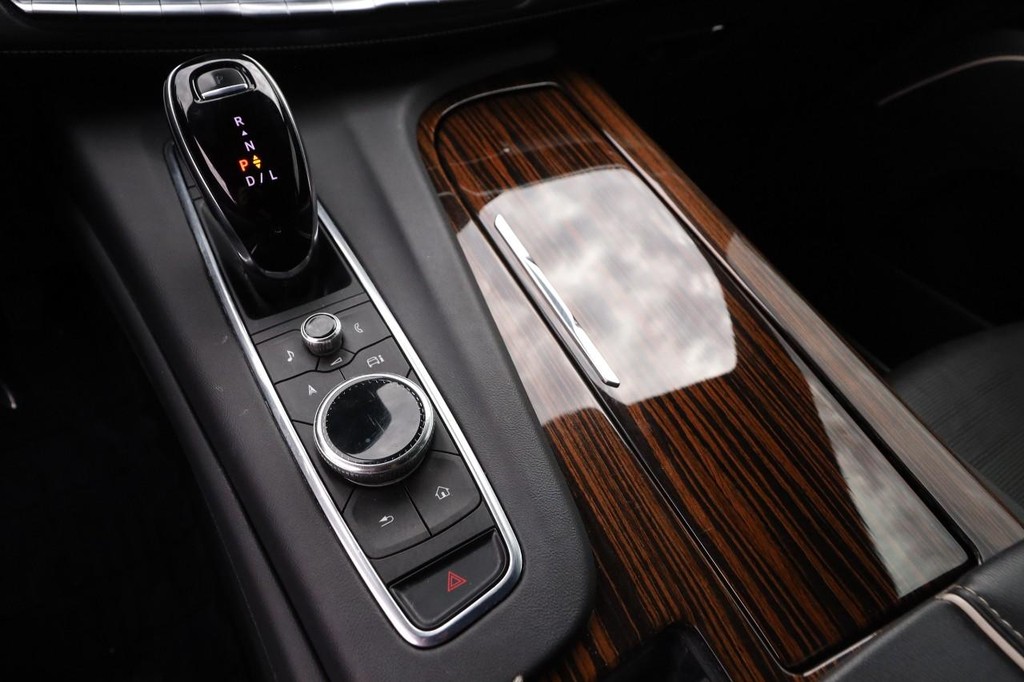 Cadillac Escalade ESV Vehicle Image 23