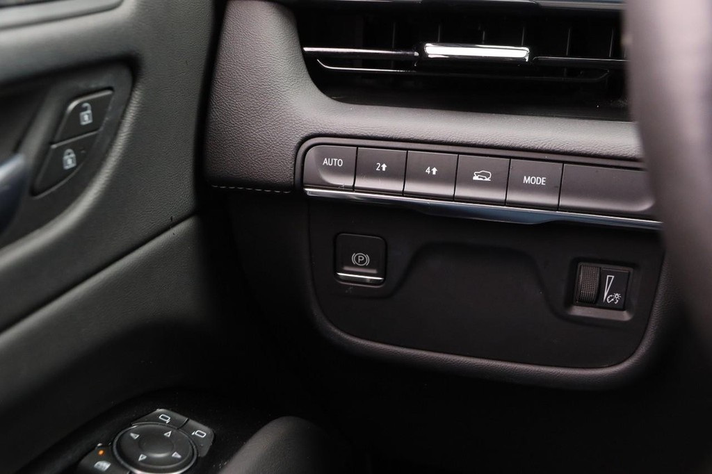 Cadillac Escalade ESV Vehicle Image 24