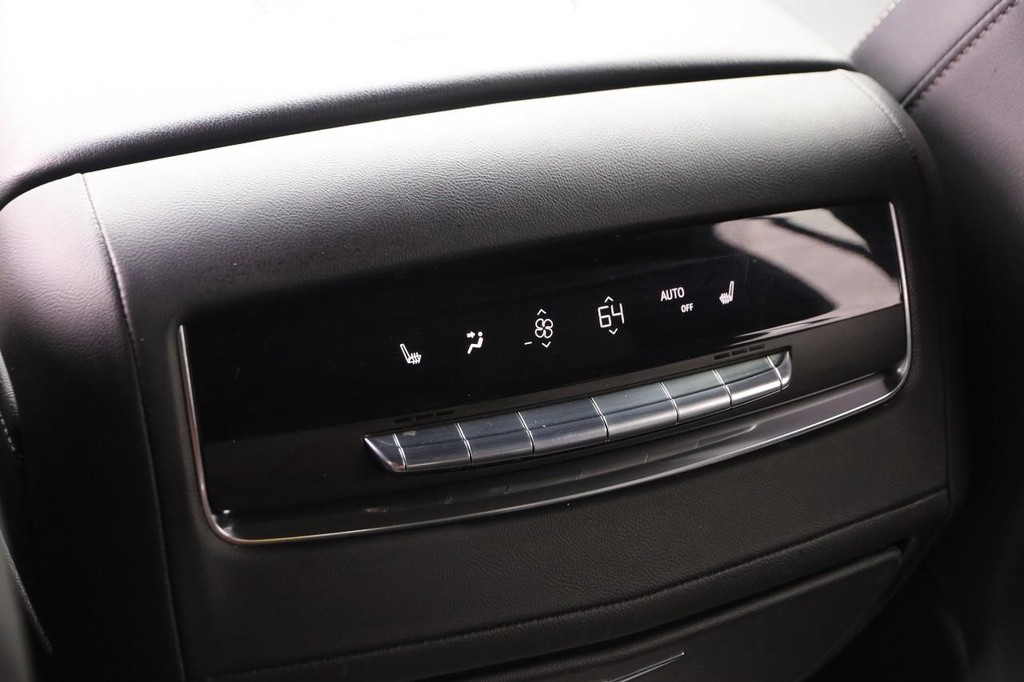 Cadillac Escalade ESV Vehicle Image 31