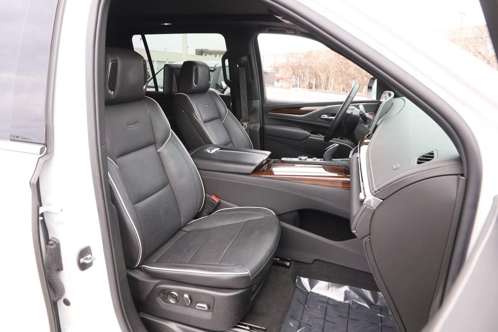 Cadillac Escalade ESV Vehicle Image 32