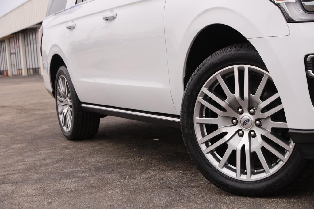 Ford Expedition Max Vehicle Full-screen Gallery Image 3