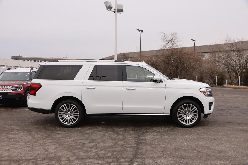 Ford Expedition Max Vehicle Full-screen Gallery Image 5