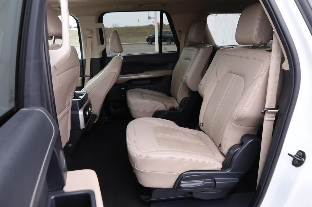 Ford Expedition Max Vehicle Full-screen Gallery Image 12