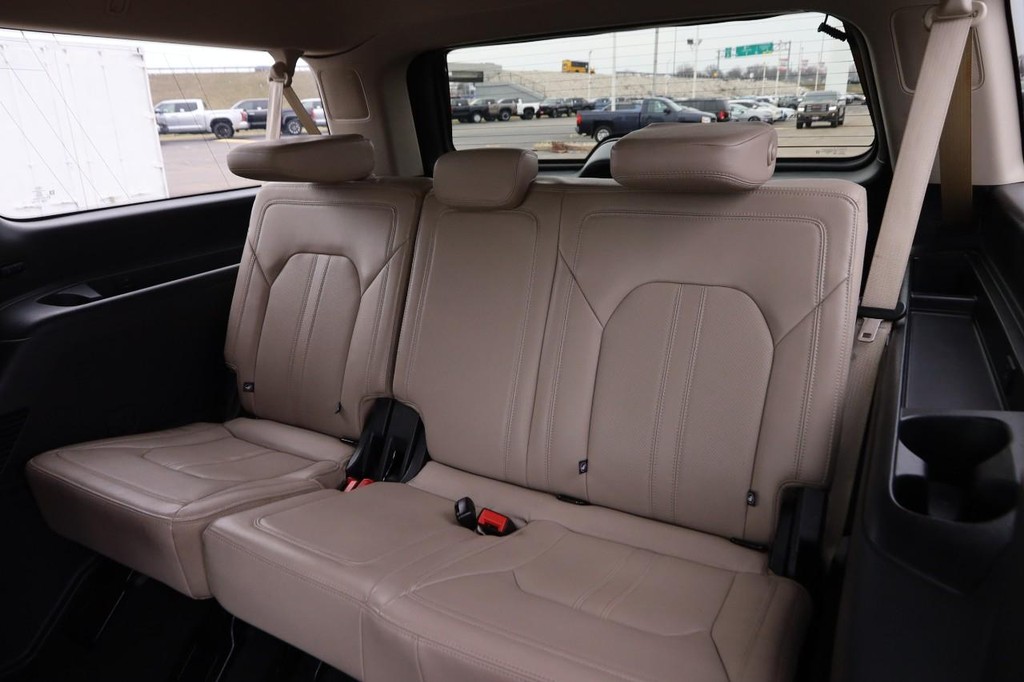 Ford Expedition Max Vehicle Full-screen Gallery Image 13