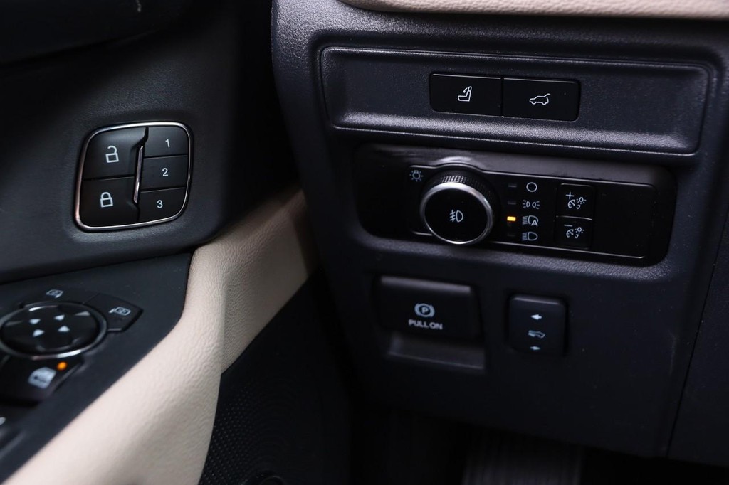 Ford Expedition Max Vehicle Full-screen Gallery Image 23