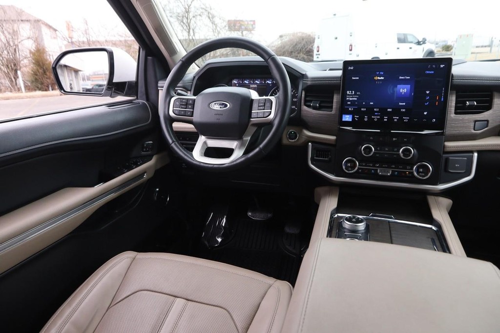Ford Expedition Max Vehicle Full-screen Gallery Image 25