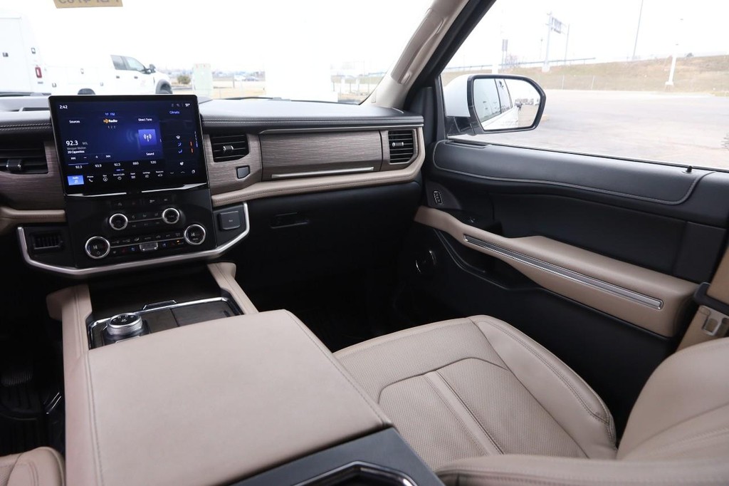 Ford Expedition Max Vehicle Full-screen Gallery Image 28