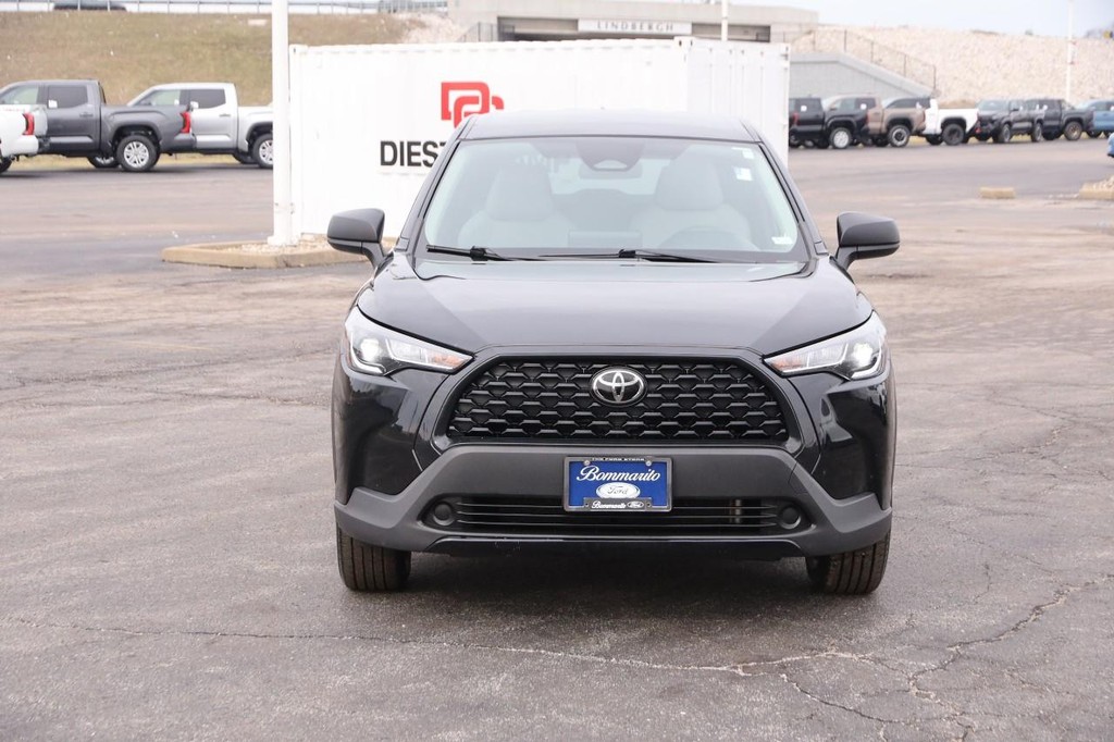 Toyota Corolla Cross Vehicle Full-screen Gallery Image 4