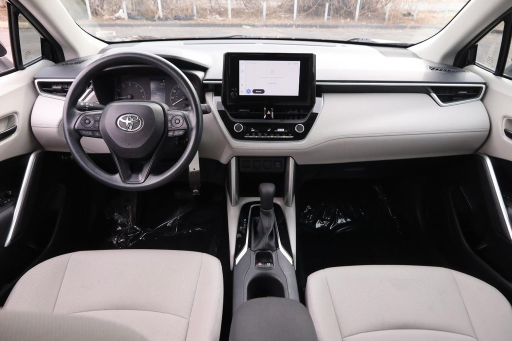 Toyota Corolla Cross Vehicle Full-screen Gallery Image 18