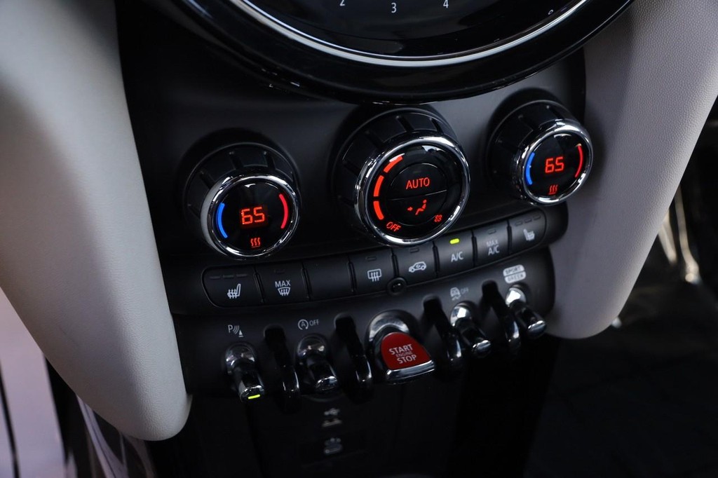 MINI Convertible Vehicle Image 17