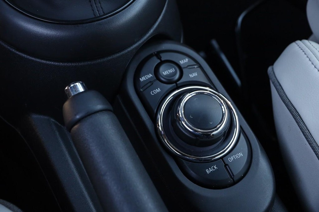 MINI Convertible Vehicle Image 19