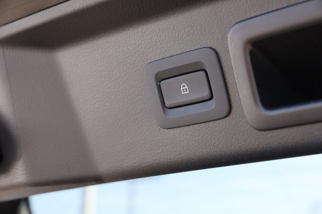 Mazda CX-30 Vehicle Full-screen Gallery Image 8