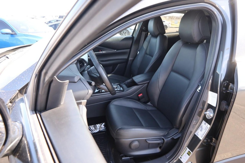 Mazda CX-30 Vehicle Full-screen Gallery Image 9