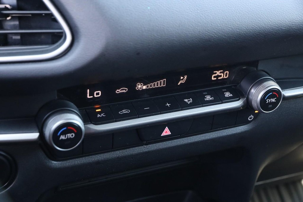 Mazda CX-30 Vehicle Full-screen Gallery Image 17