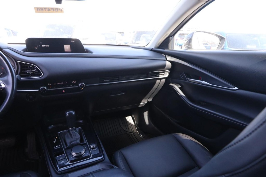 Mazda CX-30 Vehicle Full-screen Gallery Image 25