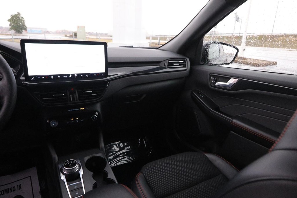 Ford Escape Vehicle Full-screen Gallery Image 23