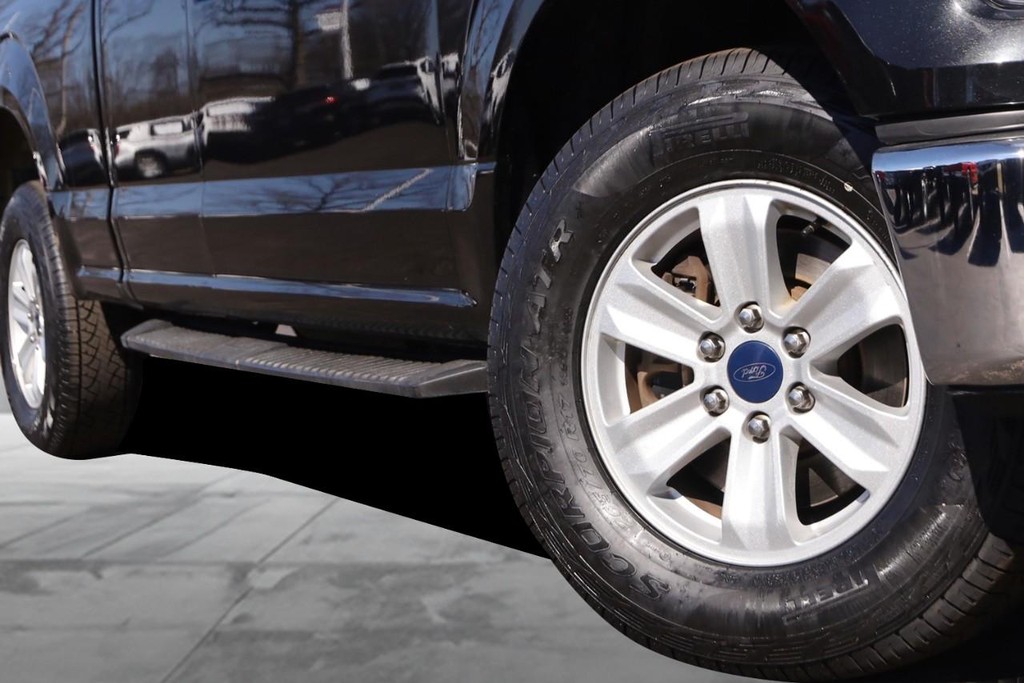 Ford F-150 Vehicle Full-screen Gallery Image 3