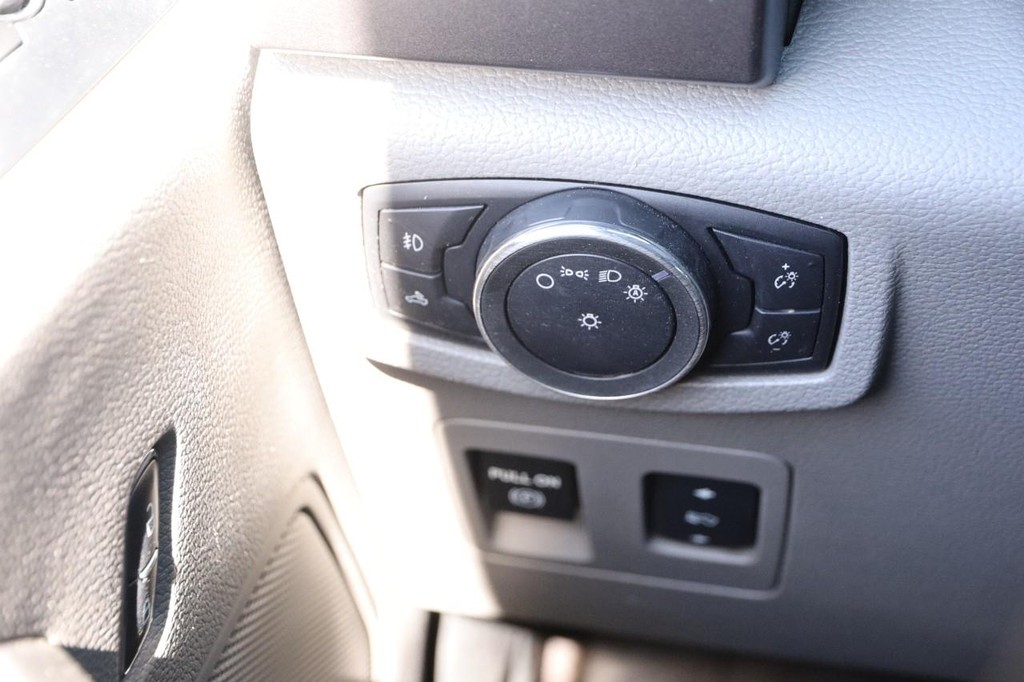 Ford F-150 Vehicle Full-screen Gallery Image 17