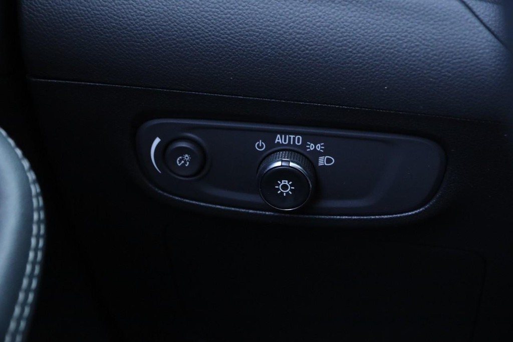Buick Encore GX Vehicle Full-screen Gallery Image 17
