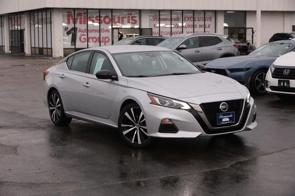 Nissan Altima Vehicle Full-screen Gallery Image 2