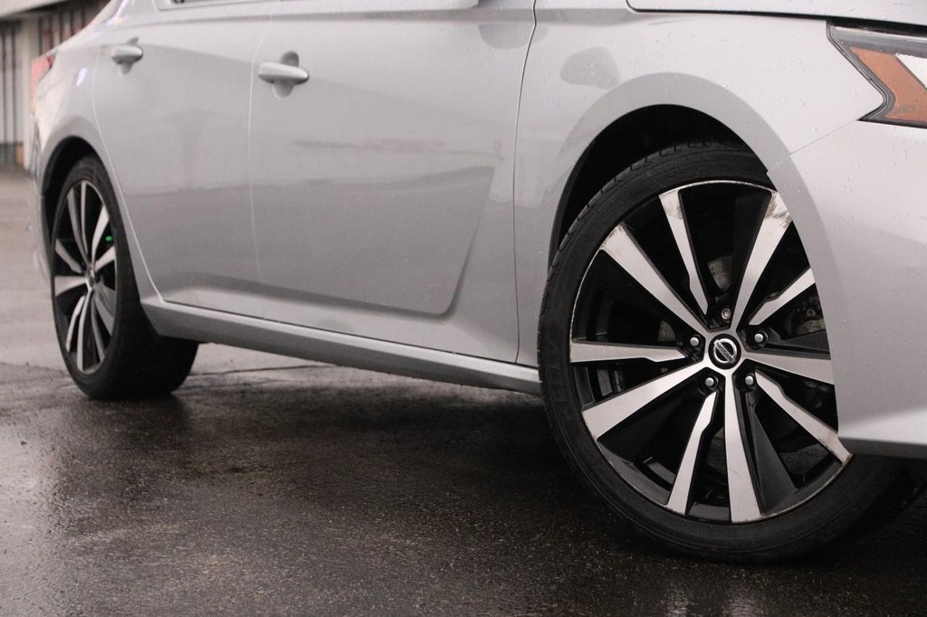 Nissan Altima Vehicle Full-screen Gallery Image 3