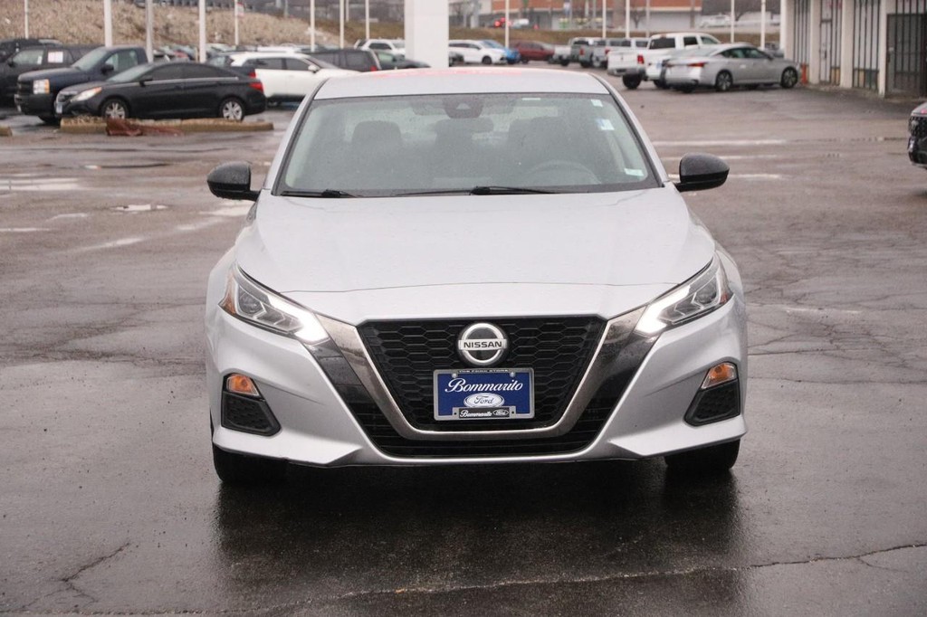 Nissan Altima Vehicle Full-screen Gallery Image 4