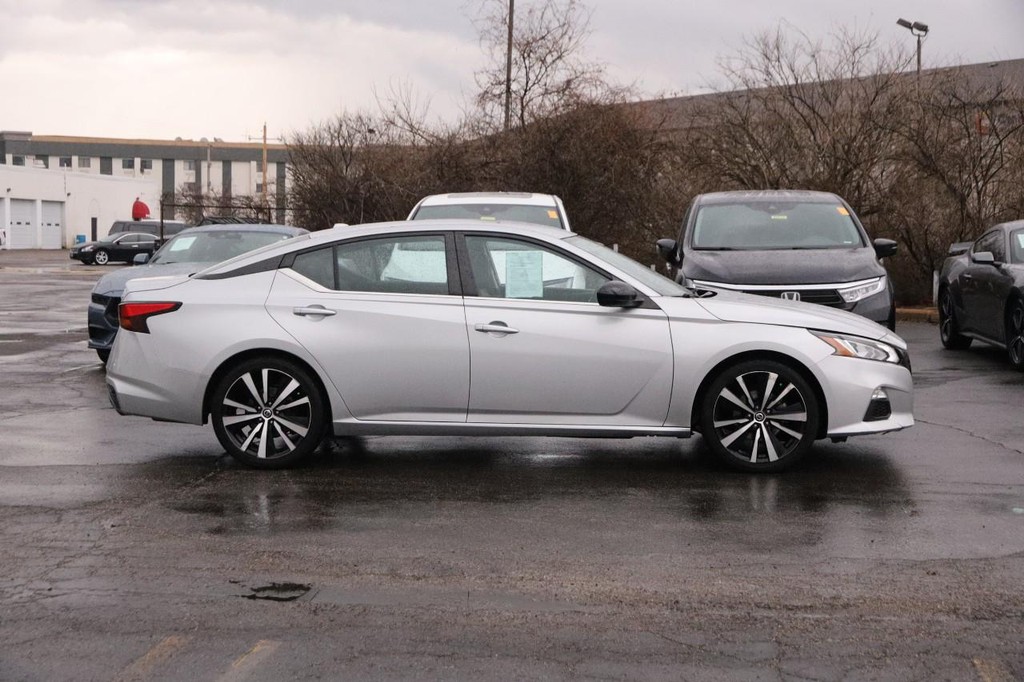 Nissan Altima Vehicle Full-screen Gallery Image 5