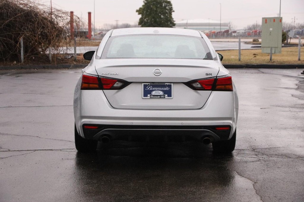 Nissan Altima Vehicle Full-screen Gallery Image 6