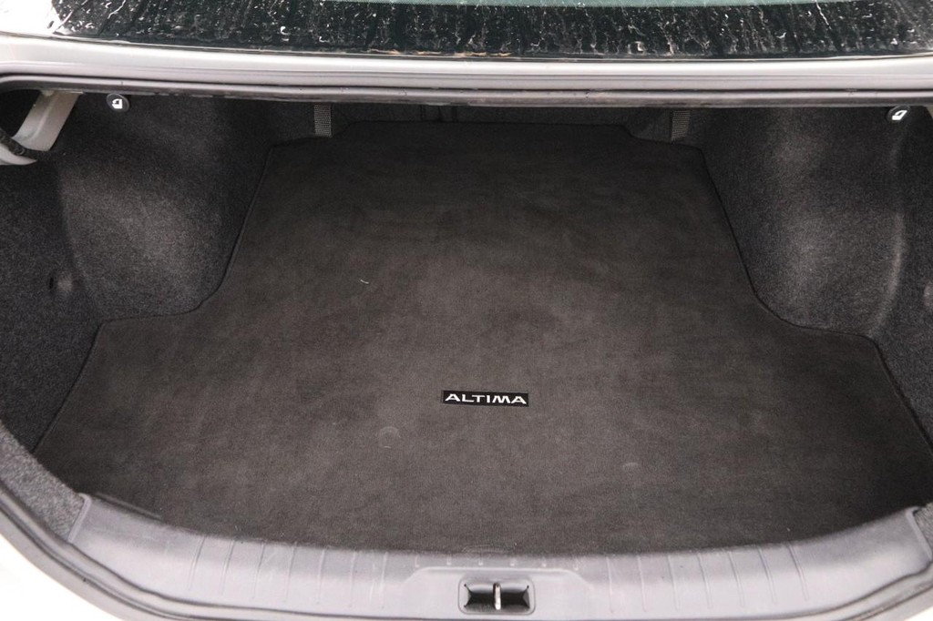 Nissan Altima Vehicle Full-screen Gallery Image 7