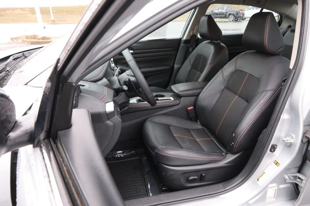 Nissan Altima Vehicle Full-screen Gallery Image 8