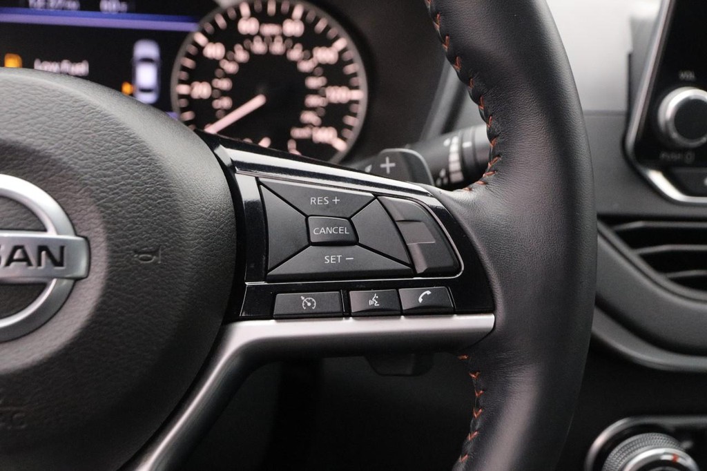 Nissan Altima Vehicle Full-screen Gallery Image 12