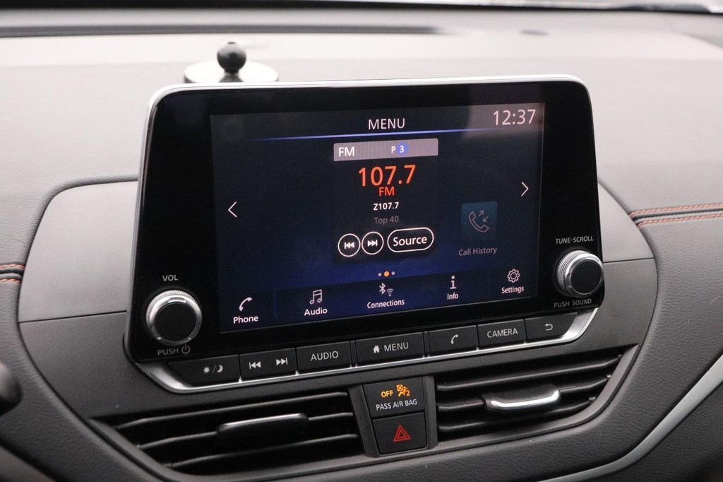 Nissan Altima Vehicle Full-screen Gallery Image 15