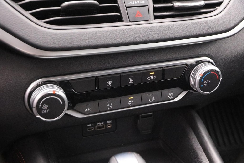 Nissan Altima Vehicle Full-screen Gallery Image 17