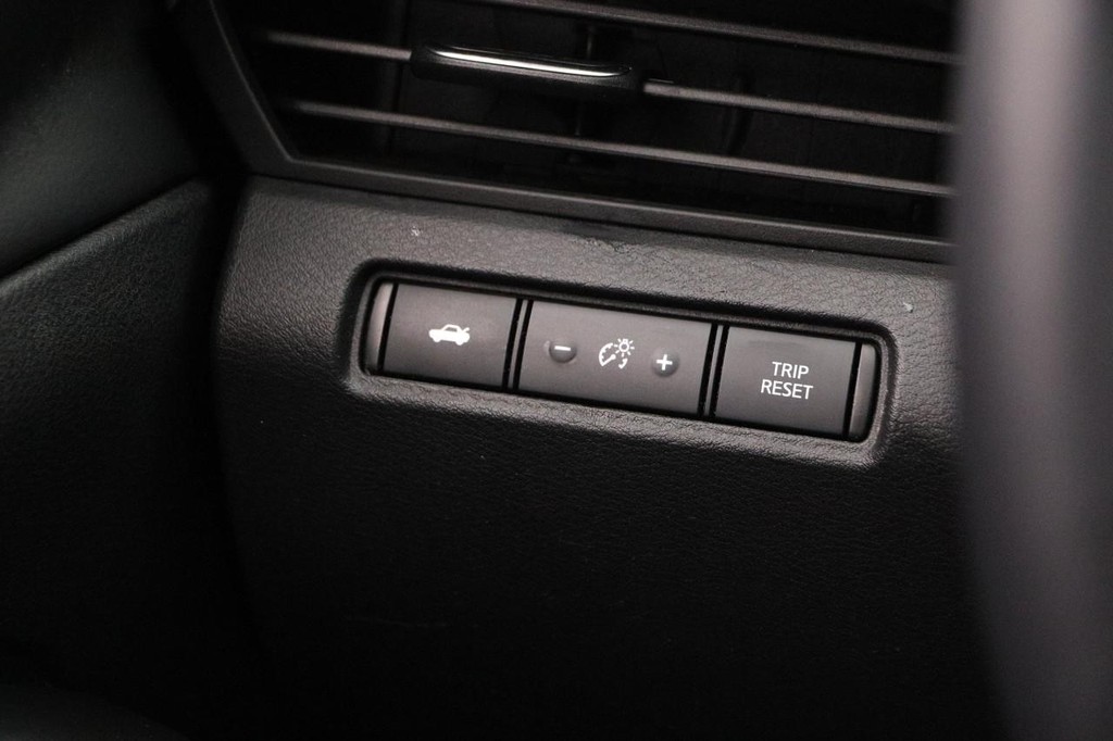 Nissan Altima Vehicle Full-screen Gallery Image 18