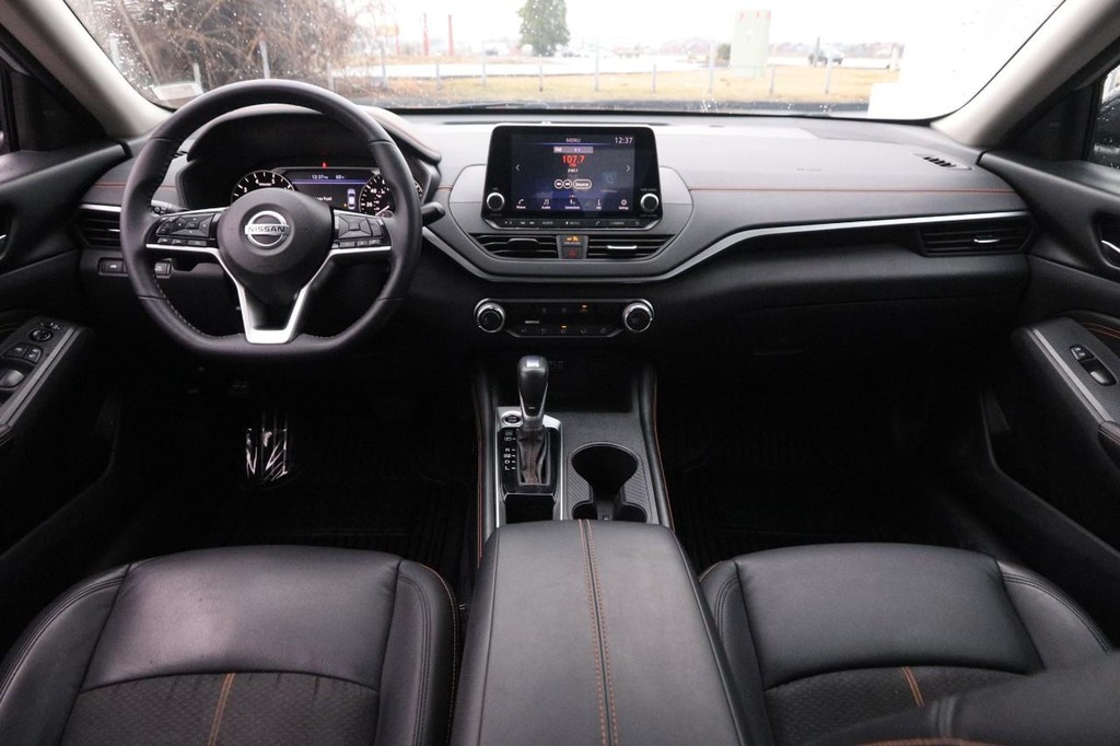 Nissan Altima Vehicle Full-screen Gallery Image 19