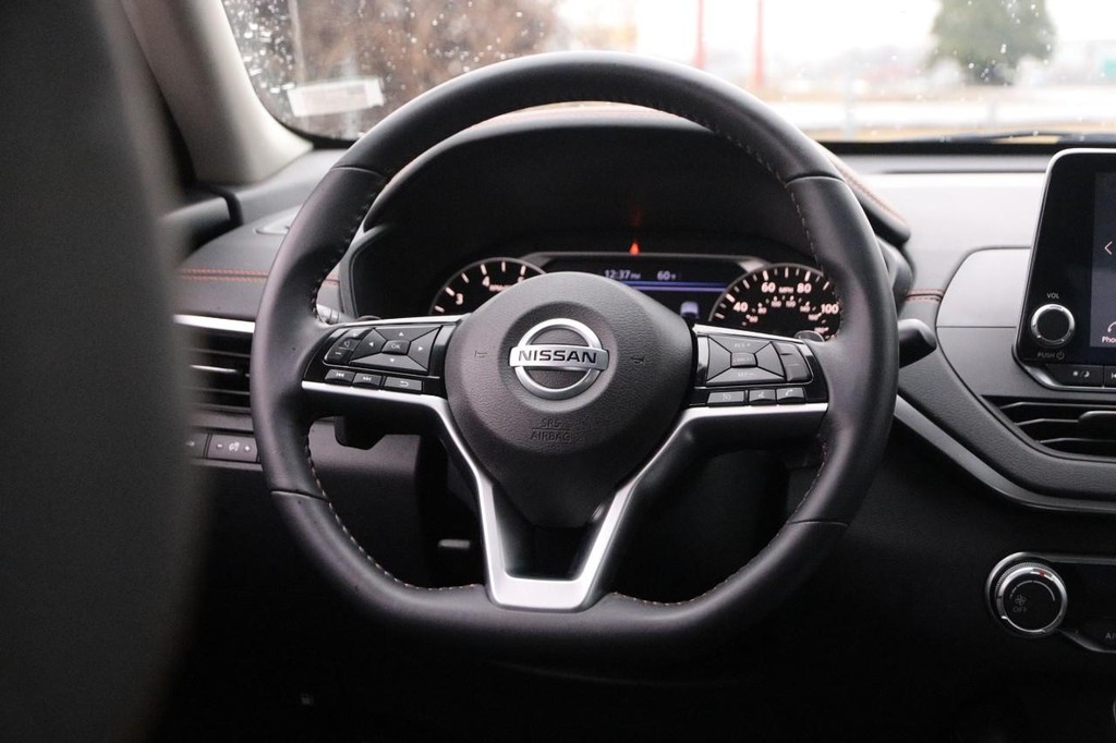 Nissan Altima Vehicle Full-screen Gallery Image 21