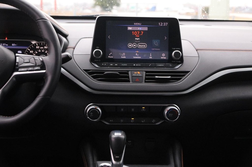 Nissan Altima Vehicle Full-screen Gallery Image 22