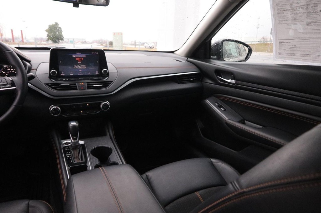 Nissan Altima Vehicle Full-screen Gallery Image 23