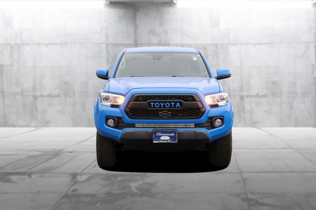 Toyota Tacoma 4WD Vehicle Image 04