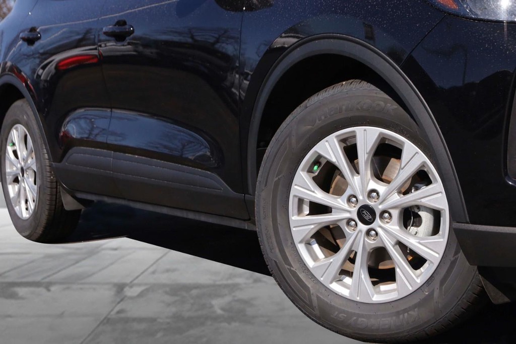 Ford Escape Vehicle Image 03