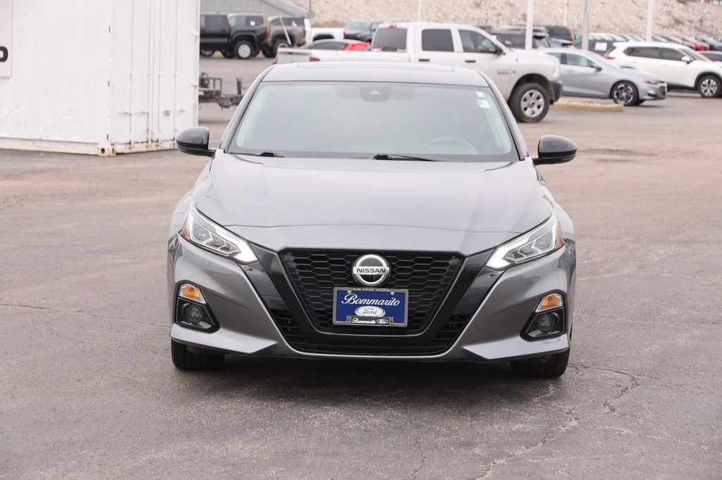 Nissan Altima Vehicle Full-screen Gallery Image 4