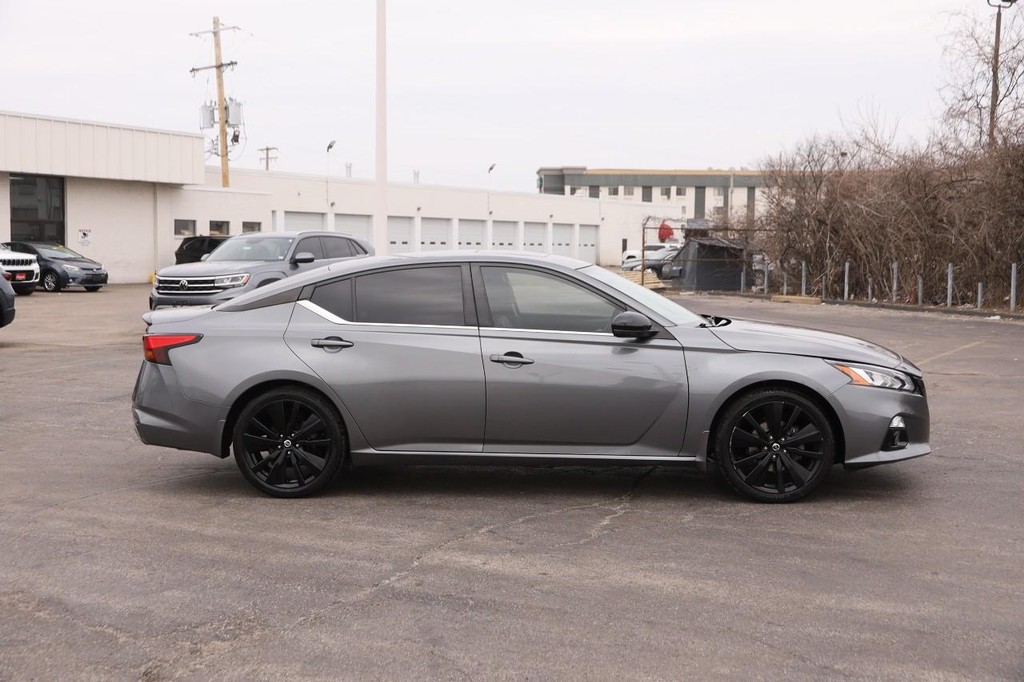 Nissan Altima Vehicle Full-screen Gallery Image 5